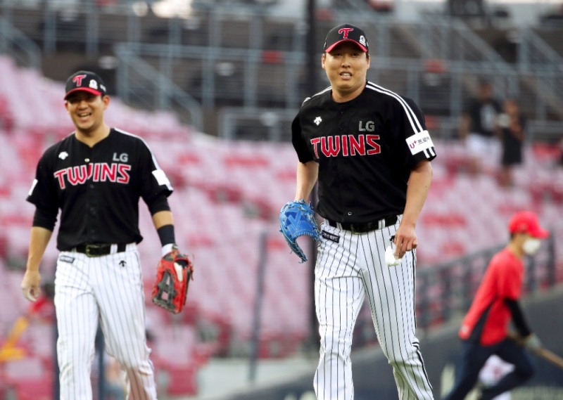 LG 차우찬이 317일만에 등판해 5이닝을 무실점으로 막은 뒤 미소를 지으며 더그아웃으로 들어오고 있다.