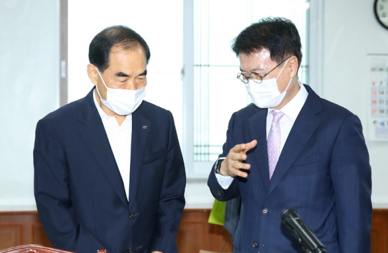 이승옥 강진군수와 김인식 한국농어촌공사 사장이 지난 3일 강진군 병영면사무소에서 면담을 하고있다/사진=강진군