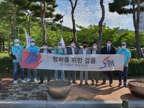 전남도의회 경제관광문화위원회 이현창 위원장(더불어민주당·구례)은 박문옥 기획행정위원장(더불어민주당·목포1), 이혁제 예산결산특별위원장(더불어민주당·목포4)과 함께 지난 4일 ‘2021 전국 언택트 걷기대회’를 위해 전남도청을 방문한 한백민간평화포럼 회원들과 만남의 시간을 갖고 회원들을 격려했다/사진=전남도의회