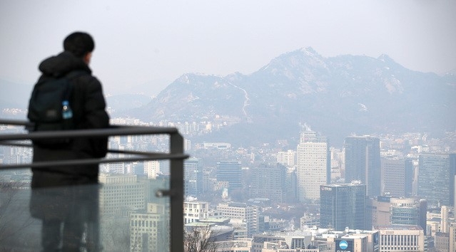 서울 초미세먼지 농도가 '나쁨' 상태를 나타낸 12일 서울 남산공원에서 바라본 도심이 흐린 모습이다.