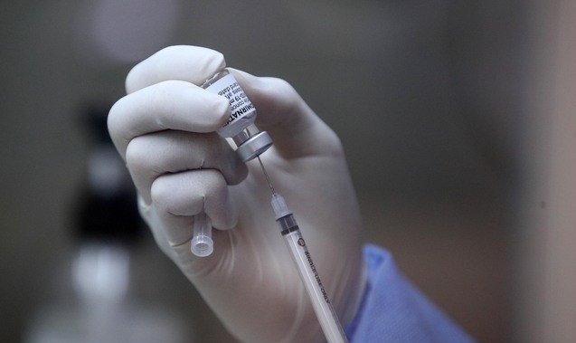 코로나19 백신 보관소에서 의료진이 화이자 백신을 분주하고 있다.