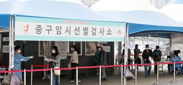 국내 신종 코로나바이러스 감염증(코로나19) 신규 확진자 수가 500명대 중반을 기록한 6일 오전 서울 중구 서울역 광장 임시선별검사소에 시민들이 검사를 받기 위해 줄을 서고 있다.