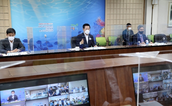 김영록 전라남도지사가 7일 도청 서재필실에서 열린 ‘한국수산업경영인 전남연합회와 간담회’에서 해양수산정책 협력 강화 방안에 대한 논의 및 현장 애로사항을 청취하고 있다./사진=전라남도