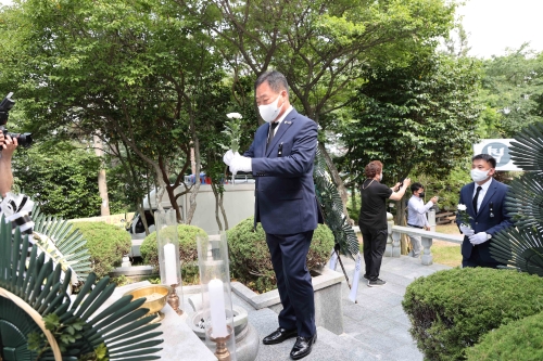 6일 김산 무안군수가 충혼탑에 헌화하는 모습/사진=무안군