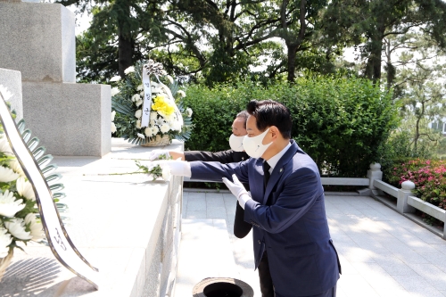 6일 전동평 영암군수가 충혼탑에서 나라를 위해 희생·헌신하신 순국선열과 호국영령의 넋을 기리며 헌화하고 있다/사진=영암군