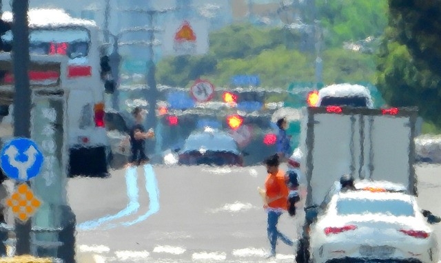 전국적으로 더운 날씨를 보인 지난 7일 제주시 이도1동 인근 도로에 지열로 인한 아지랑이가 피어오르고 있다.