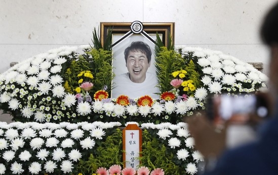 유상철 전 인천 유나이티드 감독 빈소가 마련된 7일 오후 서울 송파구 서울아산병원 장례식장에 고인의 영정이 놓여져 있다.