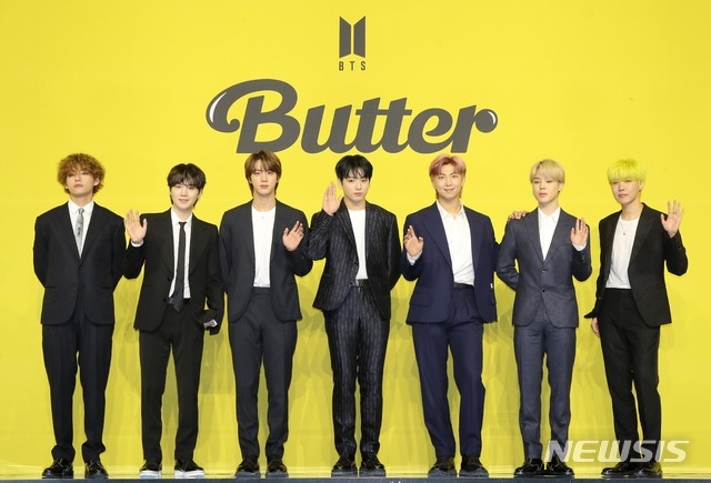 그룹 방탄소년단(BTS)의 뷔(왼쪽부터), 슈가, 진, 정국, RM, 지민, 제이홉이 21일 서울 송파구 올림픽공원 올림픽홀에서 열린 새 디지털 싱글 'Butter'(버터) 발매 기념 글로벌 기자간담회에 참석해 포즈를 취하고 있다. 이번 디지털 싱글 'Butter'(버터)는 2020년 8월 발매와 동시에 전 세계를 강타한 디지털 싱글 'Dynamite'(다이너마이트)에 이은 BTS의 두 번째 영어 곡이다.
