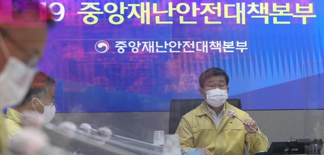 전해철 중앙재난안전대책본부(중대본) 2차장(행정안전부 장관)이 28일 오전 서울 종로구 정부서울청사에서 열린 코로나19 중앙재난안전대책본부 회의에 참석해 발언하고 있다.