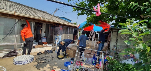 ET봉사회가 지난 6일 병영면의 부자가정을 방문해 전기보수 등 재능 봉사활동을 실시하고 있다/사진=강진군