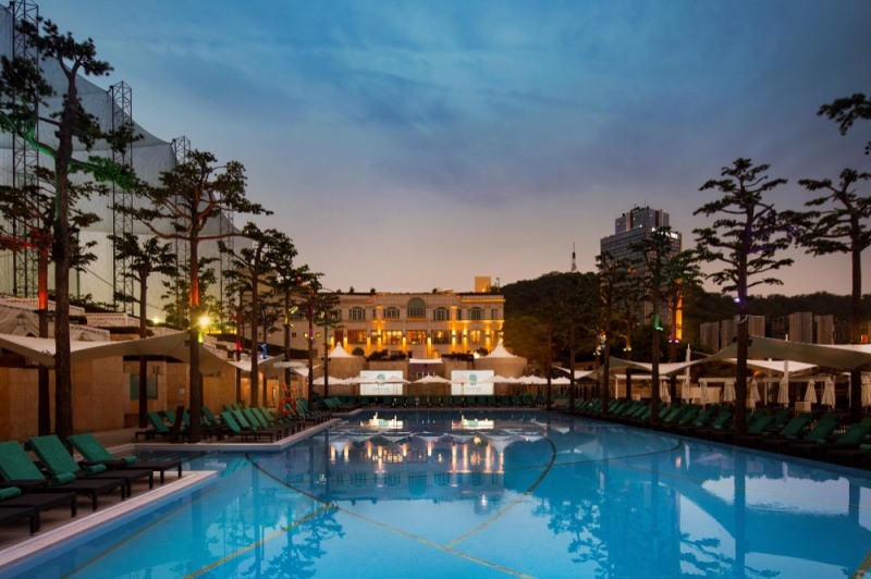 반얀트리 서울 오아시스 풀사이드 바비큐 뷔페 선보여