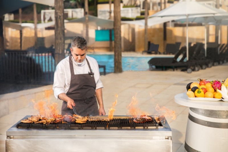 반얀트리 서울 오아시스 풀사이드 바비큐 뷔페 선보여