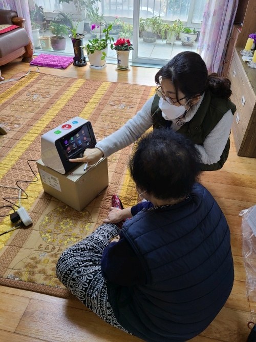 목포시가 독거노인 가정에 화재나 건강상 응급상황 발생할 경우 신속한 대처가 가능한 응급안전알림서비스 사업을 확대한다/사진=목포시