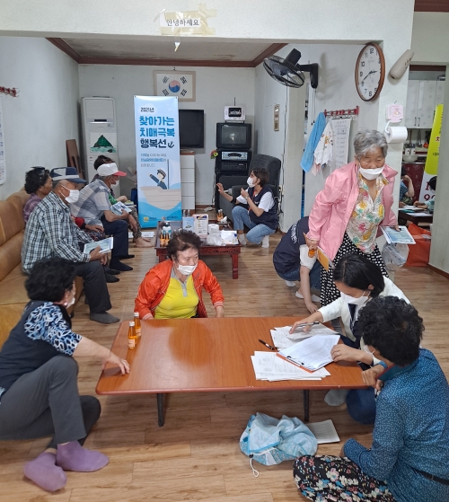 진도군 보건소가 전라남도 보건당국과 함께 가사도 주민들을 대상으로 무의도서 건강상담 이동진료실을 운영했다/사진=진도군