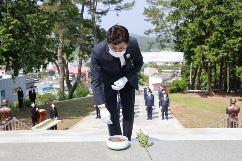 제66회 현충일을 맞아 보성 현충탑 찾은 김철우 군수 헌화모습/사진=보성군