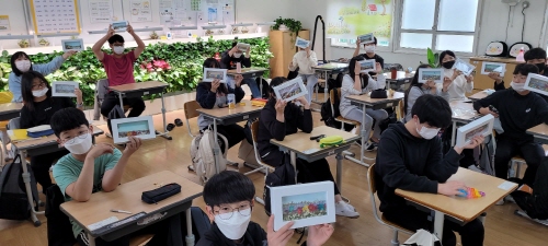 무안군이 교실 내 공기정화식물 수직정원(바이오월)과 연계한 원예 활동 프로그램을 운영해 학생들의 큰 호응을 얻고 있다/사진=무안군