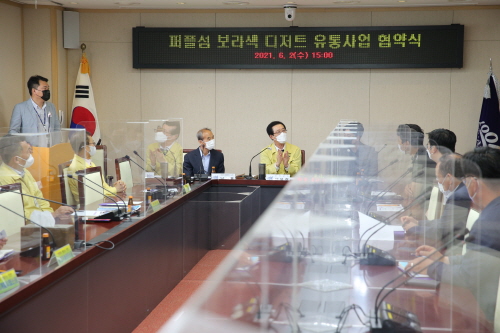 신안군과 관광협의회, ㈜디저트픽코리아 카페보라는 지난 2일 군청에서 보라색 디저트 유통사업 업무협약을 체결했다/사진=신안군