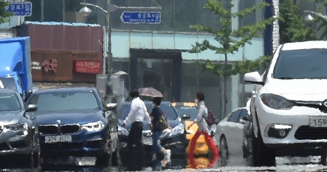 대구 낮 최고 기온이 32도를 웃도는 초여름 날씨를 보인 7일 대구 중구 남산동 반월당사거리 인근 도로에 아지랑이가 피어오르고 있다.