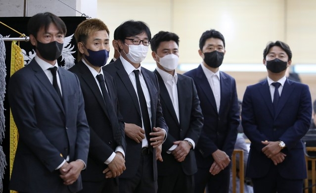 홍명보(왼쪽부터) 울산 현대 감독, 김병지 대한축구협회 부회장, 황선홍 전 대전하나시티즌 감독, 안정환, 현영민 해설위원, 이천수 대한축구협회 사회공헌위원장이 8일 오후 서울 송파구 서울아산병원 장례식장에 마련된 고(故) 유상철 전 인천 유나이티드 감독의 빈소에서 조문객을 맞이하고 있다.