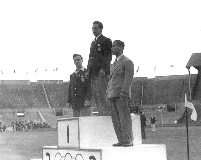 1948년 런던올림픽 시상대에 선 김성집(오른쪽)[스포츠영웅 김성집 평전에서]