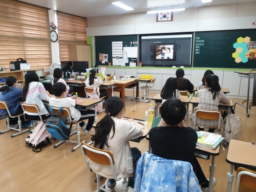 강진군내 초등학생들이 동영상으로 통한 비대면 흡연 및 음주예방교육을 시청하고 있다/사진=강진군