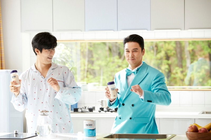 앙다문 입술과 꼭 쥔 손으로 꾸러기 매력 발산