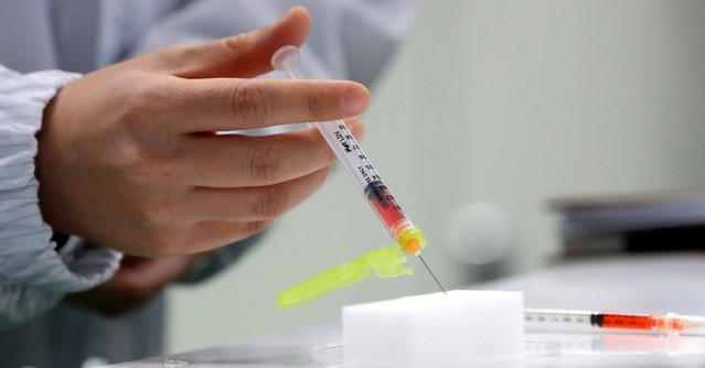 풍림파마텍 직원이 지난 2월18일 오후 전북 군산시 코로나19 백신접종용 최소잔여형(LDS) 백신주사기 생산 현장인 풍림파마텍 LDS 백신주사기 생산라인에서 시연을 하고 있다.