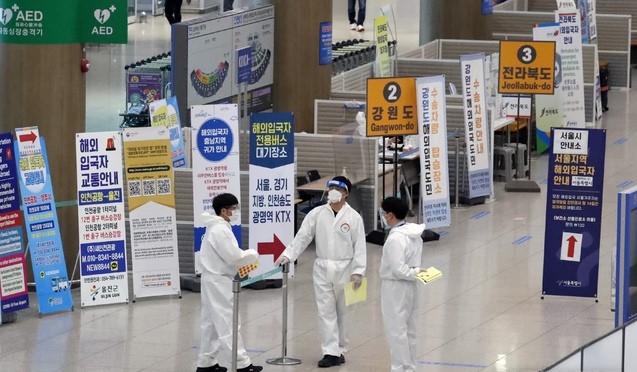 인천공항 검역소 관련 코로나19 확진자 15명이 인도발 변이 바이러스에 감염된 것으로 확인된지 이틀째인 20일 인천국제공항 1터미널 입국장에서 방역 관계자들이 업무를 보고 있다. 15명 중 7명은 인천공항검역소 관할 시설에서 격리 치료받은 해외 입국 확진자다. 다른 8명은 인천공항 외곽에 위치한 음압격리시설에서 코로나19 증상이 있는 입국자를 검사하는 근무자다. 질병관리청 중앙방역대책본부에 따르면 인천공항 입국자로부터 검역 관련 종사자에게 코로나19가 전파된 사례는 이번이 처음이다.