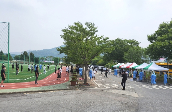 지난 5일 A고등학교에 설치된 임시 선별진료소에서 학생, 교사, 학부모가 전수 진단 검사를 받고 있다./사진=화순군