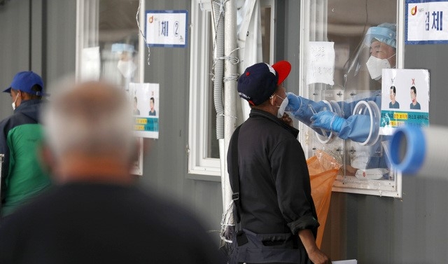 코로나19 신규 확진자 수가 나흘 만에 600명대로 올라선 9일 오전 서울 중구 서울역 임시선별검사소를 찾은 시민들이 검사를 받고 있다.