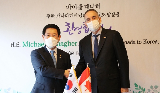 김영록 전라남도지사가 지난 8일 오후 목포 한미르에서 마이클 대나허(Micheal Danagher) 주한 캐나다 대사와 간담회를 갖고 전남도와 캐나다간 협력방안에 대해 논의했다./사진=전라남도
