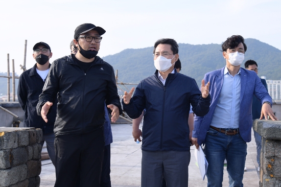 권오봉 여수시장이 지난 8일 오후 영화 ‘노량’ 촬영이 한창인 돌산 진모지구 영화 촬영장을 찾아 ㈜빅스톤픽쳐스 김한민 감독과 함께 현장의 애로사항을 듣고 사후 활용방안 등에 대해서도 의견을 나눴다./사진=여수시