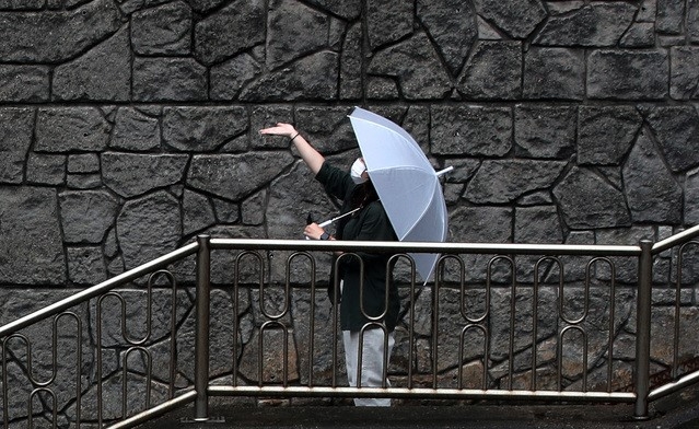 전국적으로 비가 내리는 지난 3일 오후 서울 종로구 자하문터널 계단에서 한 시민이 우산을 쓰고 있다.