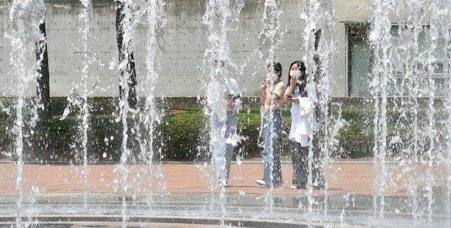 대구·경북 낮 최고기온이 30도를 웃도는 초여름 날씨를 보인 2일 대구가톨릭대학교 경산캠퍼스 중앙도서관 앞 바닥분수에서 시원한 물줄기가 솟아오르고 있다.