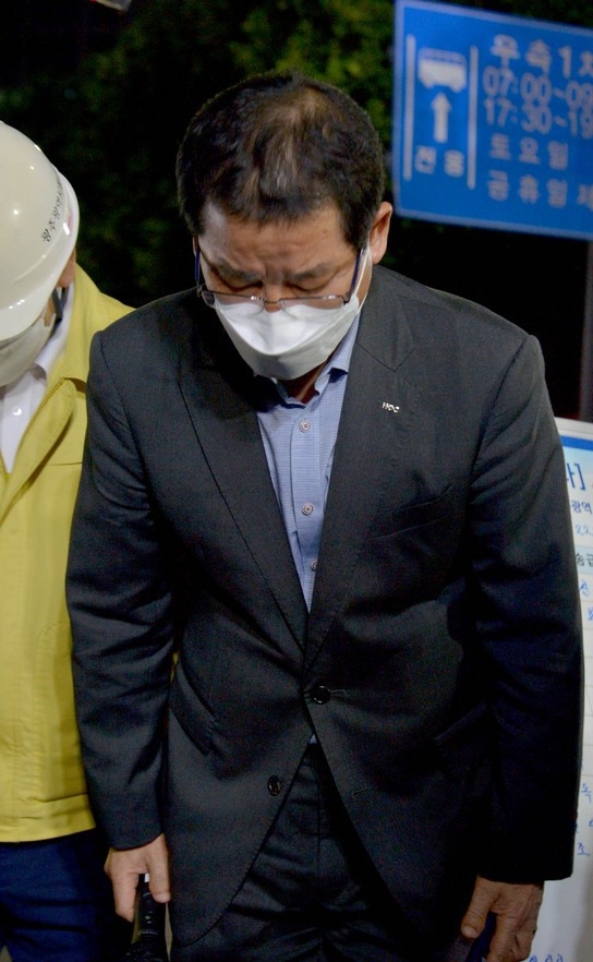 철거물 붕괴·매몰 사고가 난 재개발구역 시공사 현대산업개발 권순호 대표가 10일 오전 광주 동구 학동 재개발정비 4구역 내 사고 현장을 방문해 고개 숙여 사과하고 있다. 지난 9일 오후 발생한 이번 사고는 무너진 철거 건축물이 시내버스를 덮치면서 발생, 9명이 숨지고 8명이 크게 다쳤다.