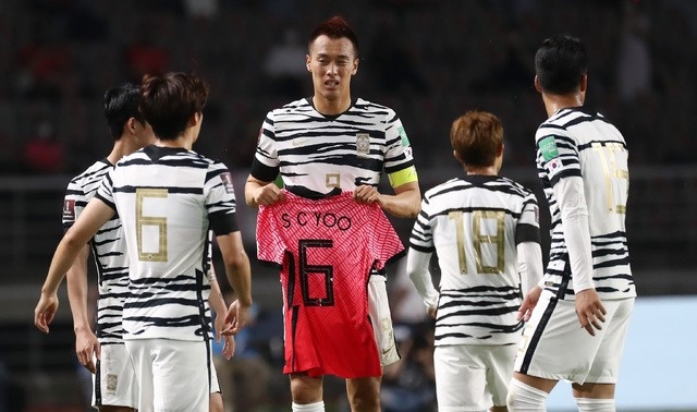 9일 오후 경기 고양시 고양종합운동장에서 열린 2022년 FIFA 월드컵 아시아 지역 2차 예선 대한민국과 스리랑카의 경기 전반전, 선취골을 넣은 대한민국 김신욱이 동료들과 고 유상철 감독의 유니폼을 보이는 세리머니를 하고 있다.