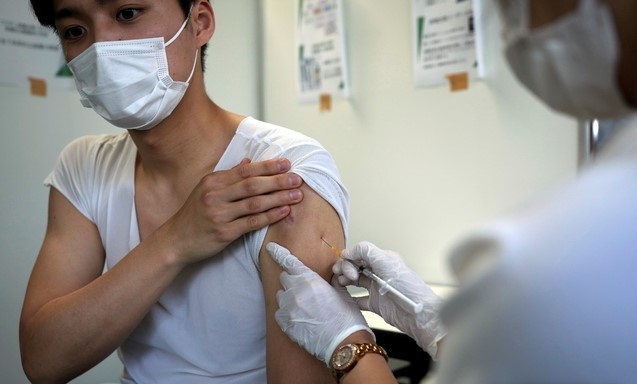 8일 일본 도쿄도 정부가 츠키지 수산시장에 마련한 코로나19 백신 임시 대량 접종소에서 현지 소방서 대원이 모더나 백신을 접종하고 있다.