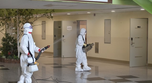 9일 오전 대구 동구 중앙교육연수원에서 코로나19 생활치료센터 운영 재개를 위해 방역 당국 관계자들이 방역작업을 벌이고 있다.