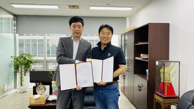 (주)골드 스카이캐슬 최종환 대표이사(왼쪽), (주)필립스멀티 최기재 의장(오른쪽) (사진제공=필립스멀티)