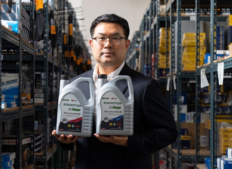 셰플러 자동차 애프터마켓 전문 대리점 전우 APS 전지현 대표가 신제품 부동액 2종을 소개하고 있다.