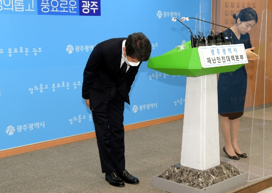 정몽규 HDC(현대산업개발)그룹 회장이 10일 오전 시청 브리핑룸에서 열린 기자회견에서 학동4구역 재개발 붕괴사고와 관련해 머리 숙여 사죄하고 있다./사진=광주시