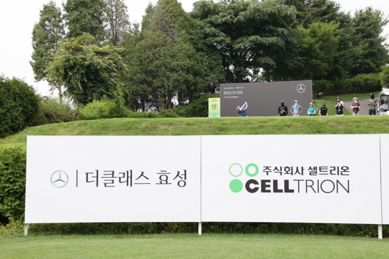 더클래스 효성 홀인원 지원 홀인 17홀에서 선수들이 연습하고 있는 모습