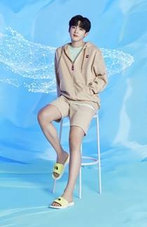 ‘플렉스 슬라이드’ 및 ‘컴포트 폼 슬라이드’ 착용컷(노스페이스 홍보대사 김요한)