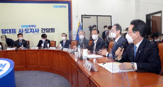 김영록 전라남도지사가 10일 국회 더불어민주당대표 회의실에서 열린 ‘당대표 시·도지사 간담회’에서 인사말을 하고 있다./사진=전라남도