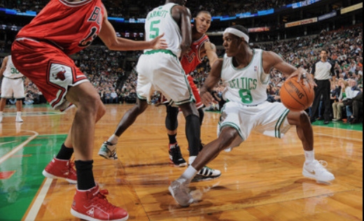 스크린플레이는 현대농구에서 가장 기본적이고 유용한 공격전술로 쓰인다. 사진은 시카고 불스 수비수를 스크린으로 묶어놓고 득점기회를 만드는 보스턴 셀틱스 선수들.