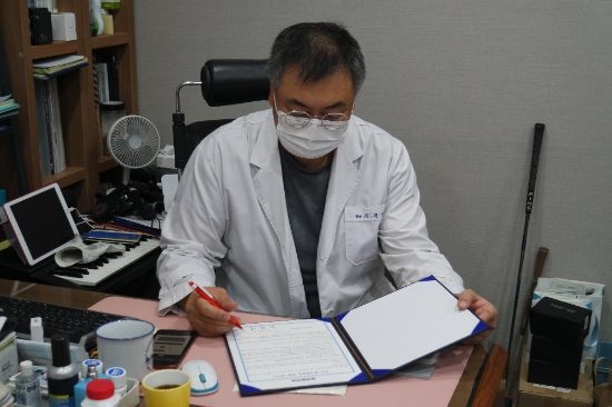 11일 해남김연합의원 김길범 원장이 업무협약서에 서명하고 있다./사진=해남교도소
