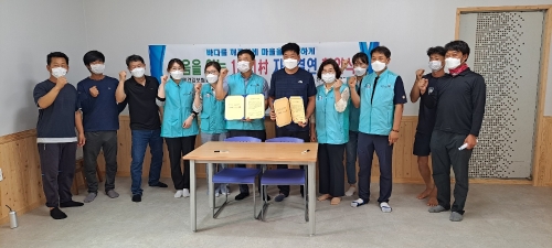 진도군 고군면 모사마을과 국민건강보험공단 해남진도지사 한마음봉사단이 자매결연을 체결하고 해변 정화활동을 실시했다/사진=진도군