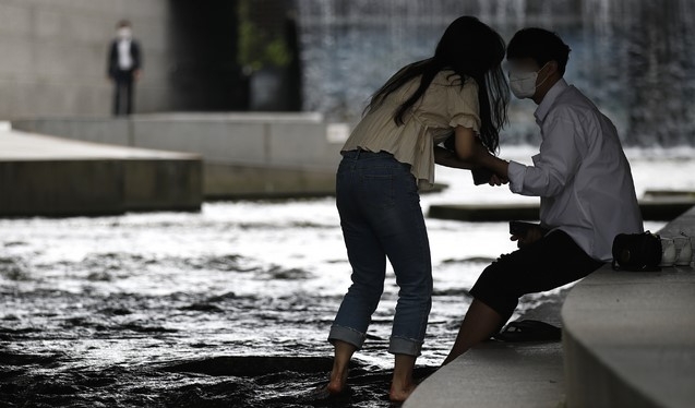 지난 10일 서울 중구 청계천에서 시민들이 물에 발을 담그고 있다.