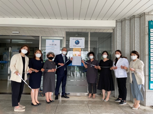 영암군은 지난 10일 치매 친화적인 사회문화조성을 위해 동아보건대학교를 치매극복선도대학으로 지정하고 현판식을 가졌다/사진=영암군
