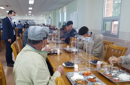 강진군이 코로나19 예방 백신접종 완료자의 일상 회복을 위해 오는 21일부터 관내 경로당 내 식당 운영을 재개한다/사진=강진군